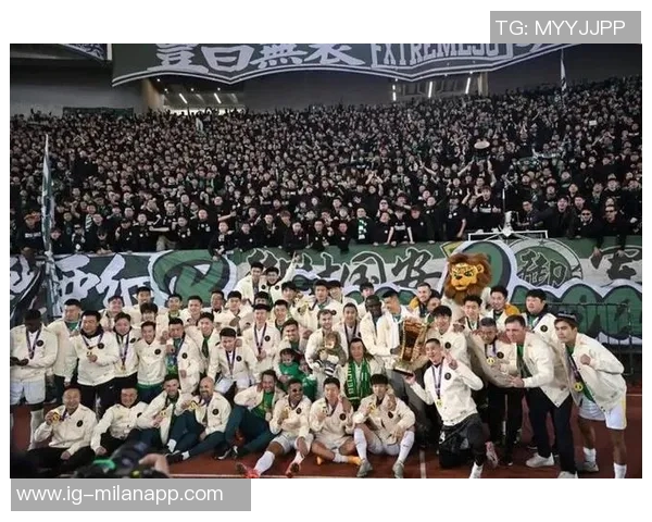 国安足协杯冠军献给已逝球迷杨雪金色座椅与奖杯共同见证感动时刻