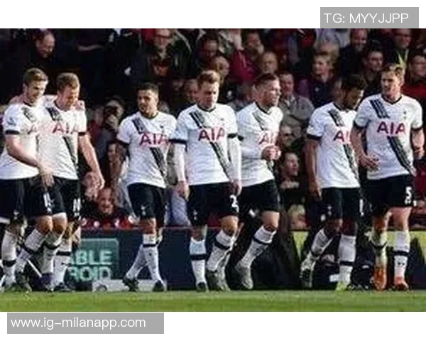 热刺主场失利西汉姆新援索萨赛后更衣室与队友互动